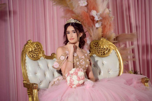 Quinceañera con vestido rosa posando en un parque de Chicago